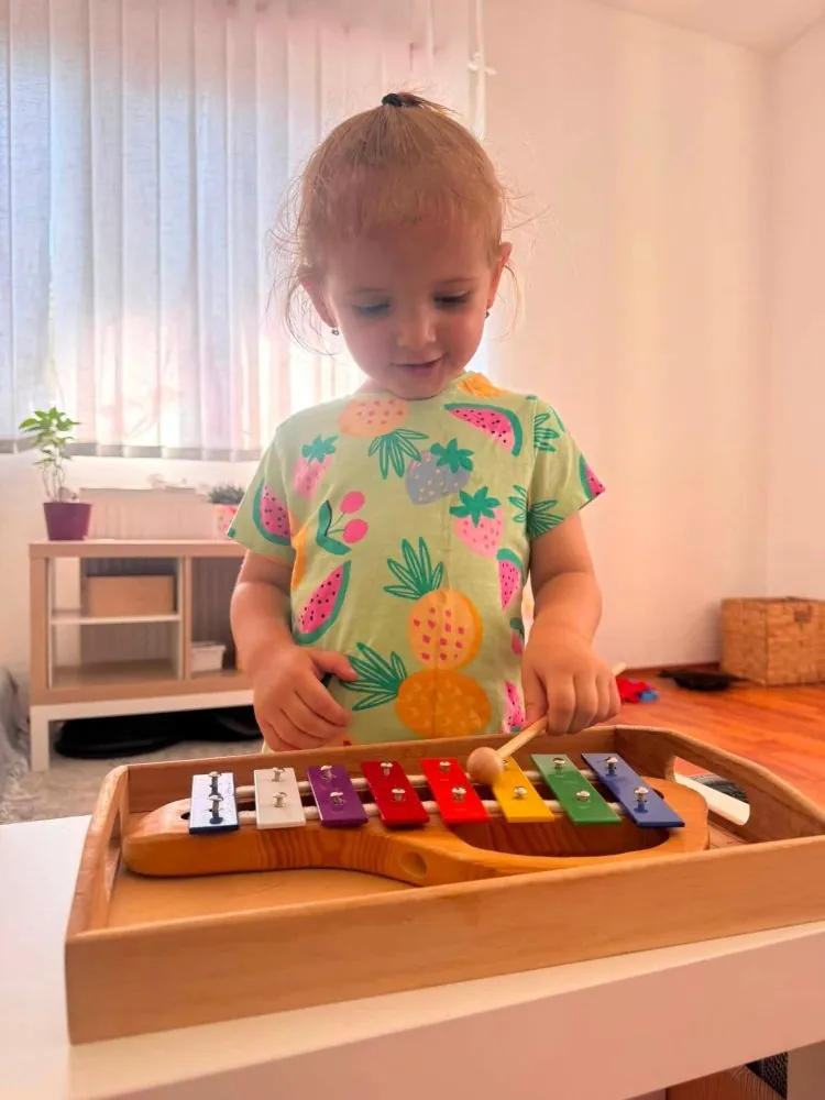 Dieťa pracuje s Montessori zvončekmi