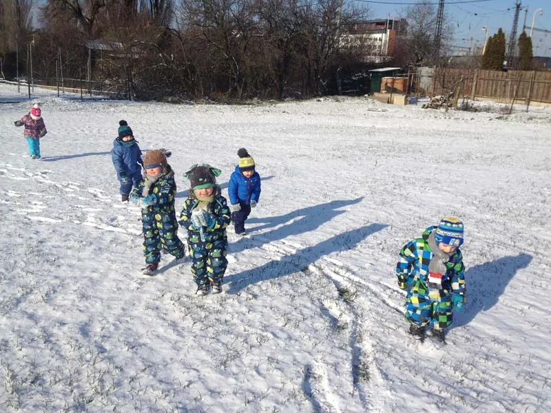 Deti na prechádzke v snehu