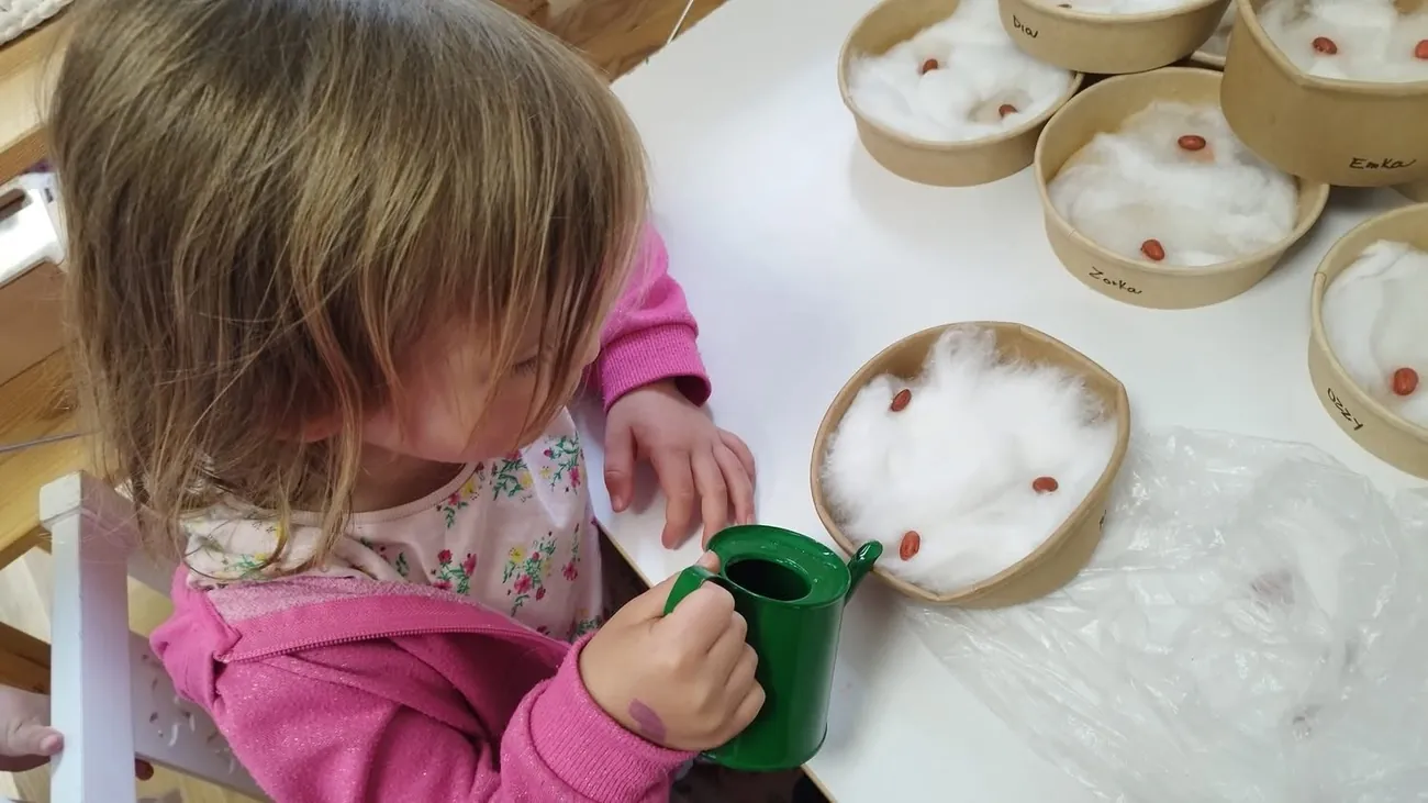 Deti pri práci s Montessori materiálom pri stole