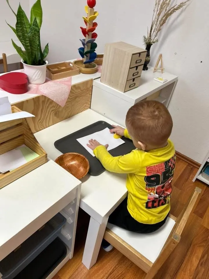 Dieťa v Montessori škôločke zalieva rastlinu