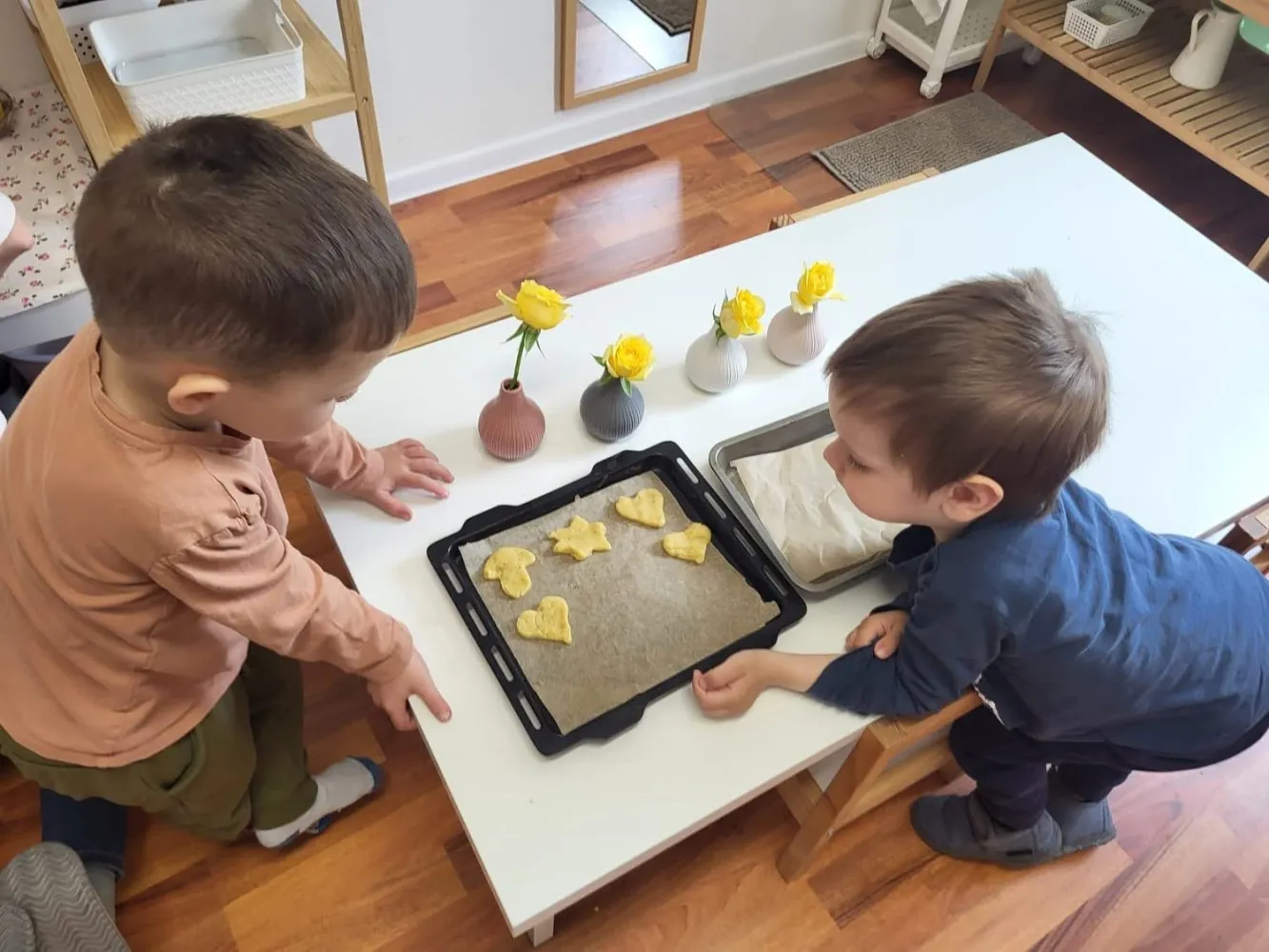 Dve deti sadia semienka do zeminy